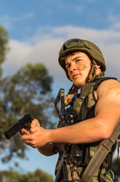 Voják se zbraní — Stock fotografie