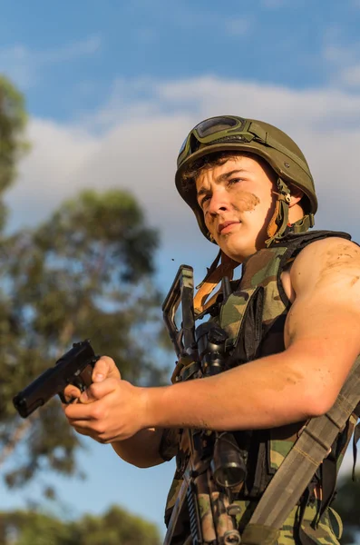 Soldado com arma — Fotografia de Stock