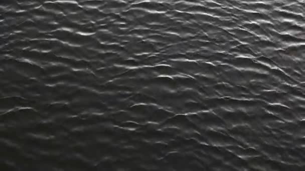 惊人的接近自然纹理的运行在水面上的涟漪. — 图库视频影像