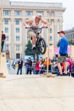 Genç adam kaykay sahnesinde aşırı atlama gösteriyor.