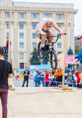 Genç adam kaykay sahnesinde aşırı atlama gösteriyor.