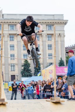 Genç adam kaykay sahnesinde aşırı atlama gösteriyor.