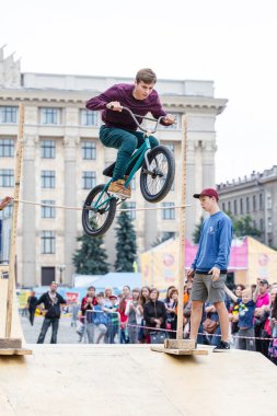 Bisiklete aşırı yüksek atlama