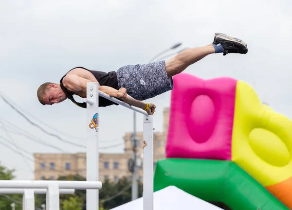 Man voert een truc "Battle Barstylers workout" op Freedom SQUA — Stockfoto