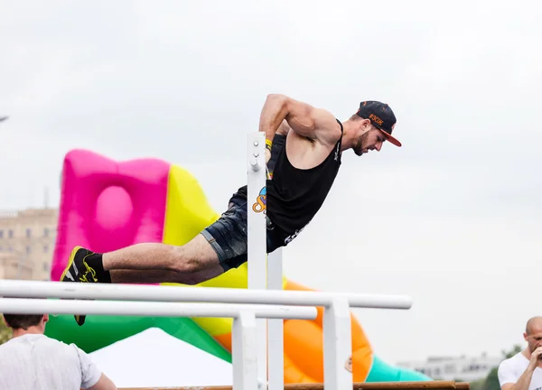 Man voert een truc "Battle Barstylers workout" op Freedom SQUA — Stockfoto