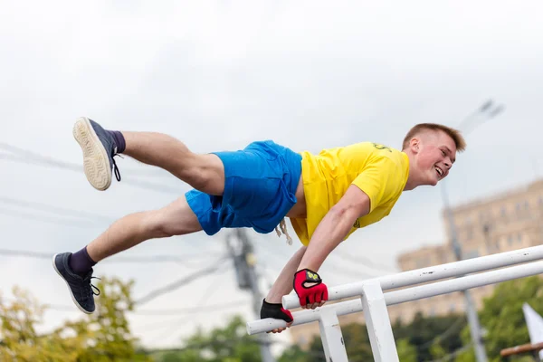 Man voert een truc "Battle Barstylers workout" op Freedom SQUA — Stockfoto