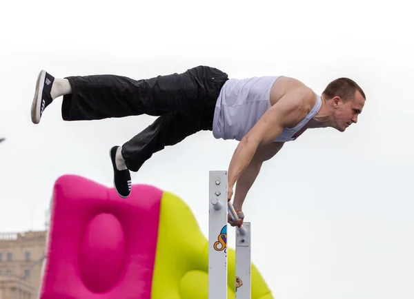 Man performs a trick "Battle Barstylers Workout" on Freedom Squa — Stock Photo, Image