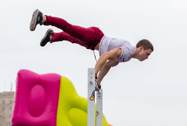 Man voert een truc "Battle Barstylers workout" op Freedom SQUA — Stockfoto