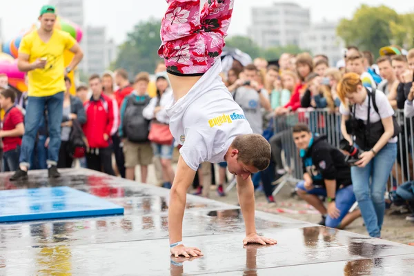 男子在哈尔科夫的自由广场上表演"战斗酒吧锻炼"的技巧 — 图库照片