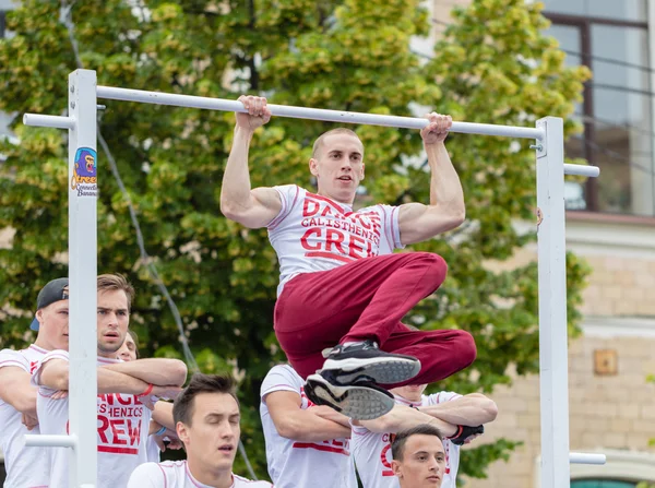 Chlapi dělají trik "bojové Barstylers cvičení" na náměstí svobody v Charkově — Stock fotografie