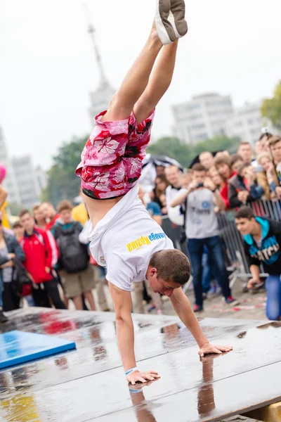 L'uomo esegue un trucco "Battaglia Barstylers Allenamento" su Freedom Square a Kharkov — Foto Stock