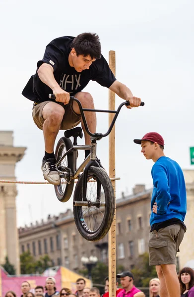 Chico joven está mostrando saltos extremos en un escenario de skate —  Fotos de Stock