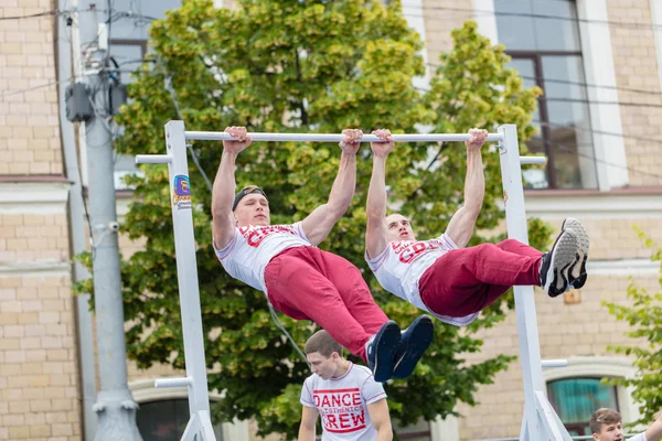 Killar utför ett trick "Battle Barstylers Workout" på Frihetstorget i Kharkov — Stockfoto