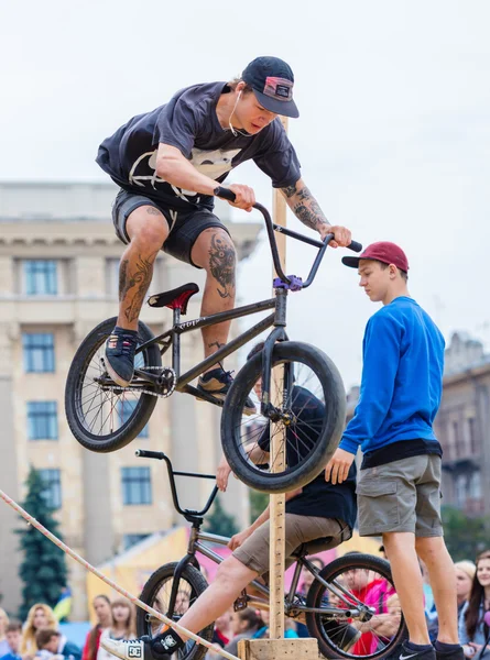 Chico joven está mostrando saltos extremos en un escenario de skate —  Fotos de Stock