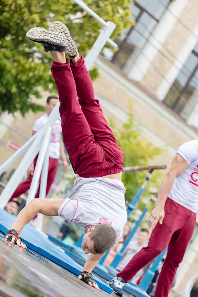 Guy realiza un truco "Entrenamiento de barstylers de batalla" en Freedom Square en Kharkov —  Fotos de Stock