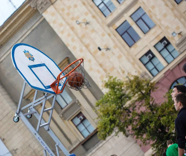 Man throws ball into the ring, streetball competitions on Freedo — Stock Photo, Image