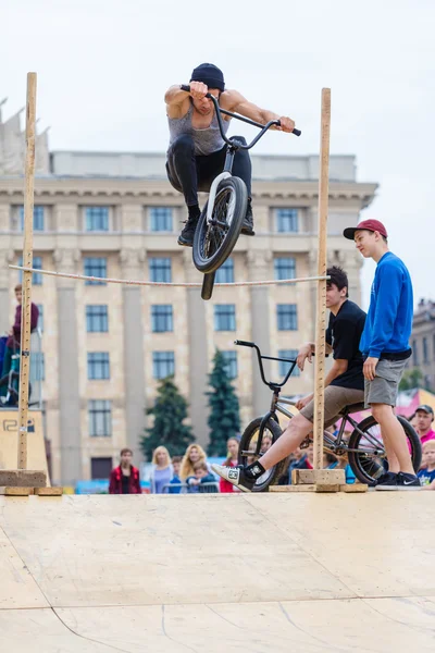 Genç adam kaykay sahnesinde aşırı atlama gösteriyor.