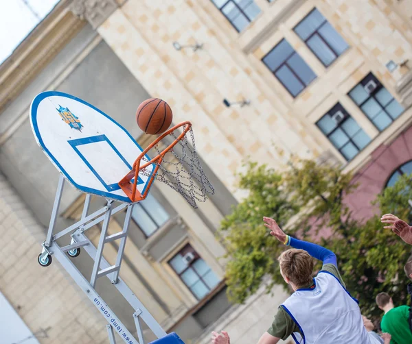 Man throws ball into the ring, streetball competitions on Freedo — Stock Photo, Image