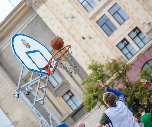 El hombre lanza la pelota en el ring, competiciones de streetball en Freedo — Foto de Stock