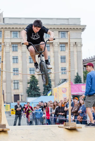 Genç adam kaykay sahnesinde aşırı atlama gösteriyor.
