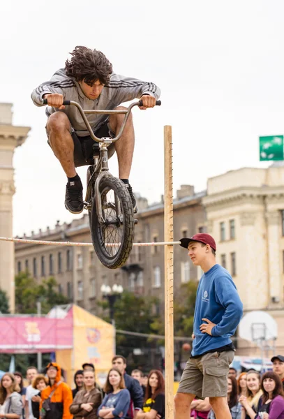 Salto extremo en bicicleta —  Fotos de Stock