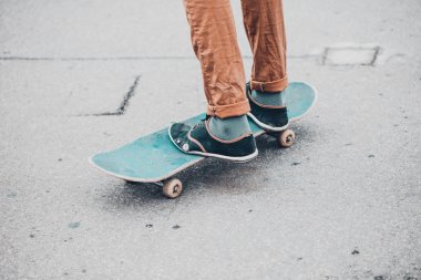 Paten üzerinde duran genç kaykaycı