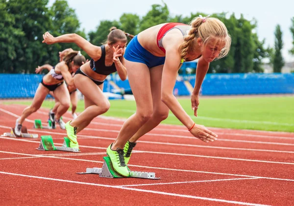 Perempuan memulai perlombaan — Stok Foto