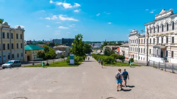 KHARKIV - 26 GIUGNO: Vista time lapse di una strada della città durante il giorno, le persone sono sul marciapiede — Video Stock