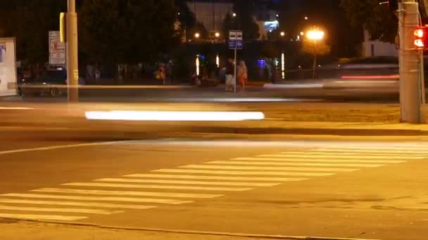 KHARKIV - 28 GIUGNO: Veduta in time lapse delle persone che attraversano una strada — Video Stock