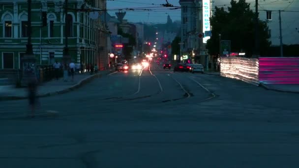 KHARKIV - 28 GIUGNO: Vista time lapse di una strada cittadina la sera — Video Stock