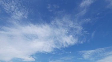 Mavi gökyüzündeki bulutlar
