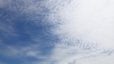 Mavi gökyüzündeki bulutlar