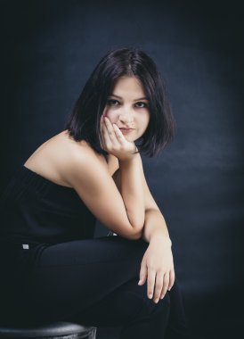 oturan genç esmer kadın