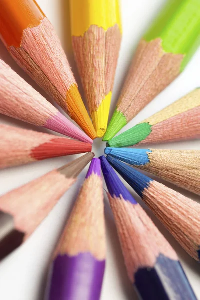Различные цветные карандаши крупным планом — стоковое фото