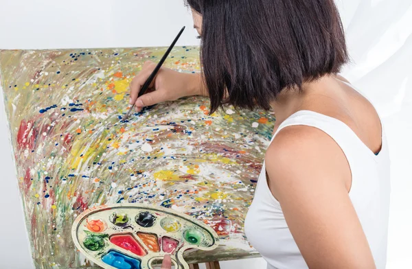 Giovane donna dipinge un quadro — Foto Stock
