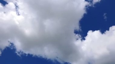 Mavi gökyüzündeki bulutlar