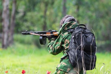 silah ile askeri üniformalı erkekler