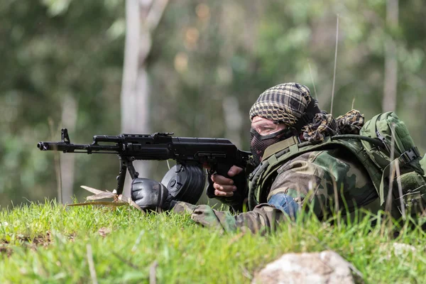 Muži ve vojenských uniformách se zbraní — Stock fotografie