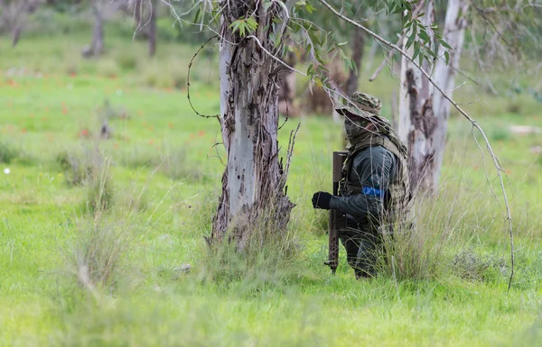 Hombres en uniforme militar con arma — Foto de Stock