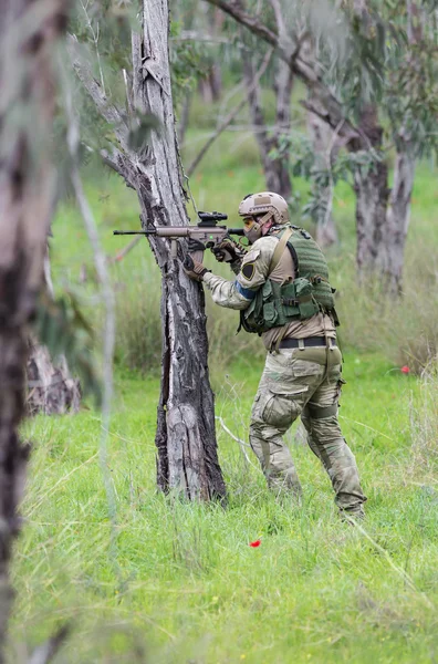 Hombres en uniforme militar con arma — Foto de Stock