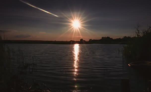 Solnedgång över sjön taymlaps — Stockvideo