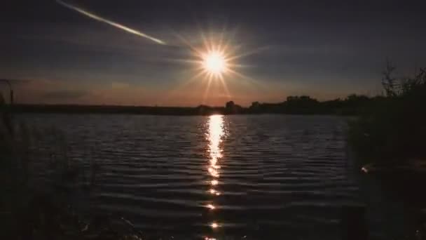Zonsondergang over het meer taymlaps — Stockvideo