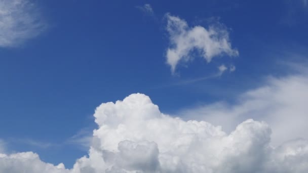 Nuvens no céu azul — Vídeo de Stock