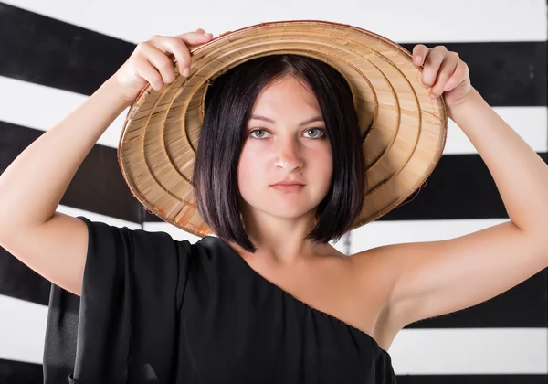 Vrouw in een stro hoed — Stockfoto