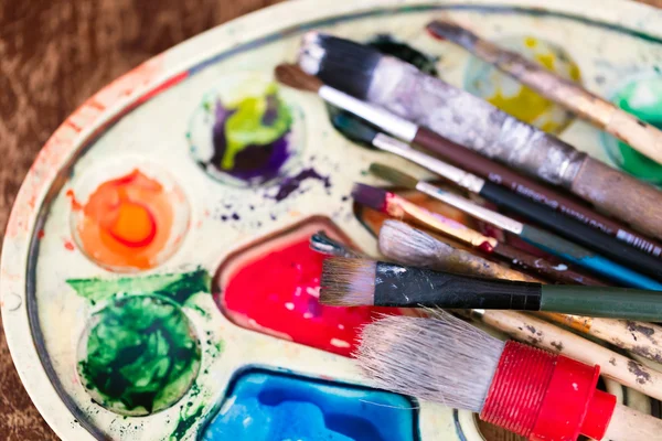 A paleta com pinturas coloridas — Fotografia de Stock