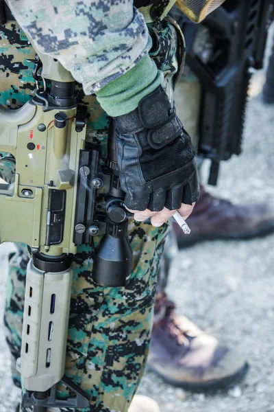 Voják se zbraněmi — Stock fotografie