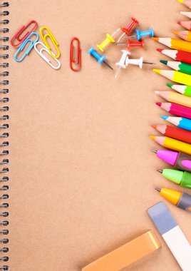 Defter portre renkli kalemler ile