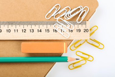 defter, silgi, cetvel, kalem ve ataç 