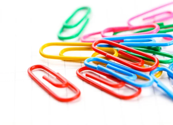 Colored paper clips close-up — Stock Photo, Image