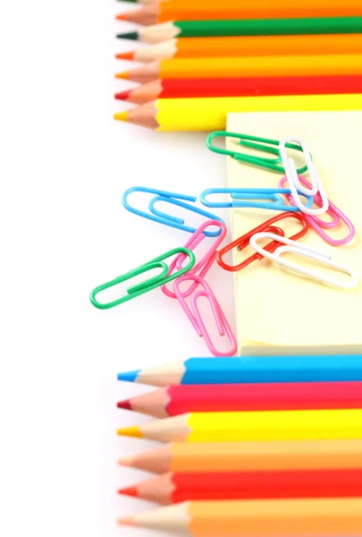 Conjunto de lápices de colores y clips de papel — Foto de Stock